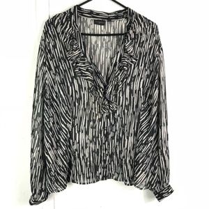 🚨 5/$25 Investments II 22W Button Blouse